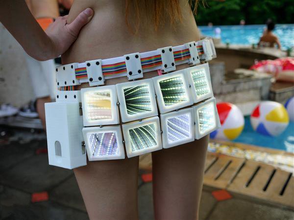 性感與高科技的結合 美女創(chuàng)客SexyCyborg又造3D打印LED鏡面塊裙子